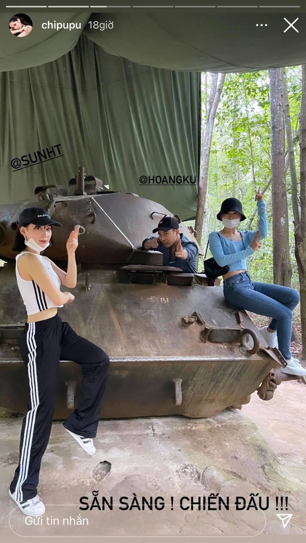  
Chi Pu bị khán giả "ném đá" vì hình ảnh ngồi lên xe tăng. (Ảnh: Chụp màn hình)