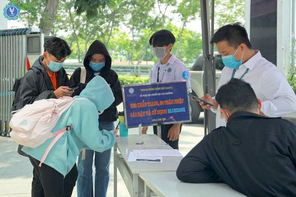  
Sinh viên Trường Đại học Luật thành phố Hồ Chí Minh thực hiện khai báo y tế. (Ảnh: Tuổi Trẻ)