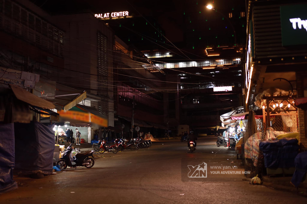  
Chợ đêm Đà Lạt buồn thiu, vắng khách sau khi có chỉ thị từ UBND tỉnh. (Ảnh: Nguyễn Nhật Trường)