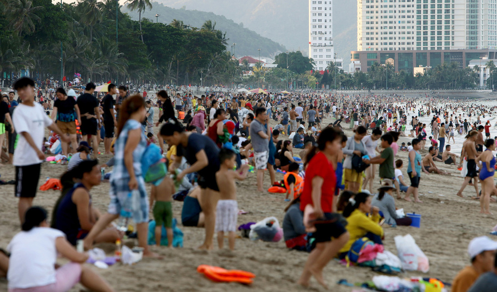  
Biển Nha Trang vào ngày 30/4 tập trung nhiều du khách tắm biển. (Ảnh: VNExpress)
