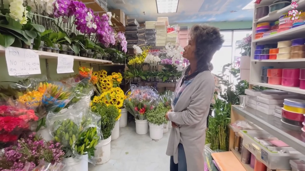  
Kim Ngân chủ động rủ Thúy Nga đi mua hoa. (Ảnh: Chụp màn hình)