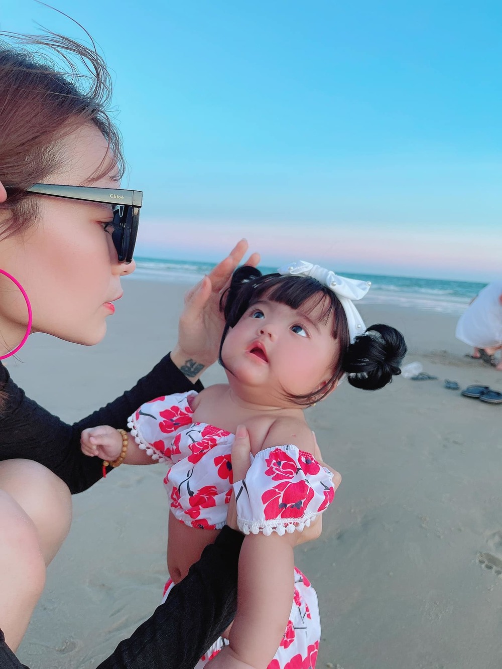 
Bé Minnie thích thú khi được mẹ cho đi biển chơi. (Ảnh: FBNV)
