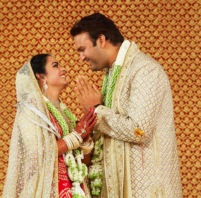  
Isha và chồng doanh nhân trong đám cưới trị giá 100 triệu USD (khoảng 2.306 tỷ đồng). (Ảnh: AFP)