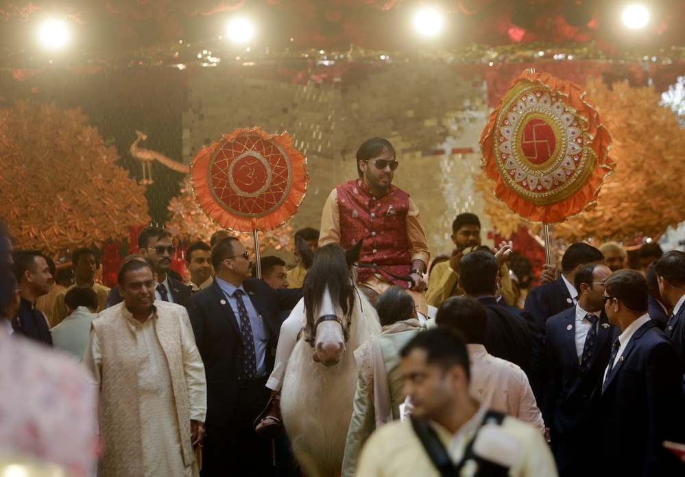  
Chú rể thực hiện nghi lễ cưới truyền thống, xung quanh có rất nhiều người nổi tiếng. (Ảnh: India Express)