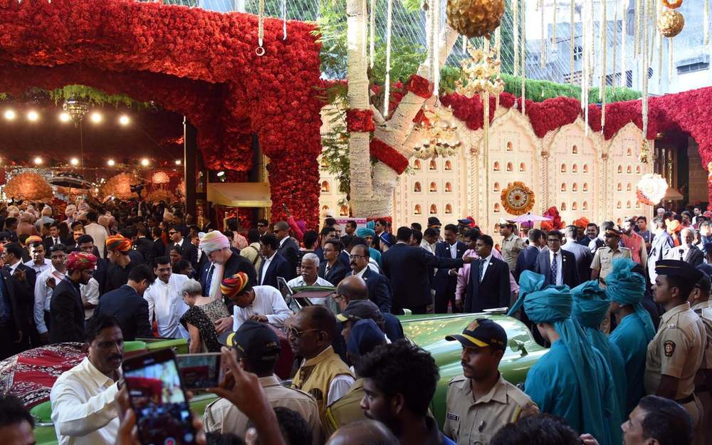  
Không gian tiệc cưới được phủ kín bằng hoa tươi và những siêu xe đắt đỏ. (Ảnh: India Today)