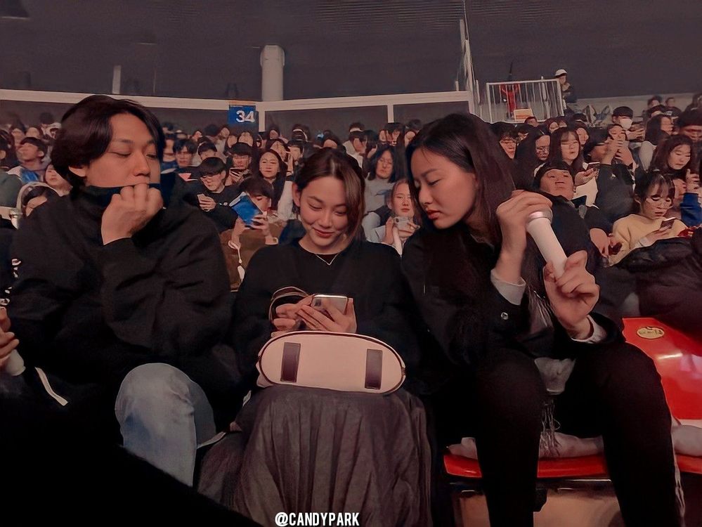 
Bộ ba Lee Do Hyun, Mina và Park Yoona có mặt tại concert để thưởng thức giọng hát tuyệt vời của "nữ hoàng nhạc số". (Ảnh: Candypark)