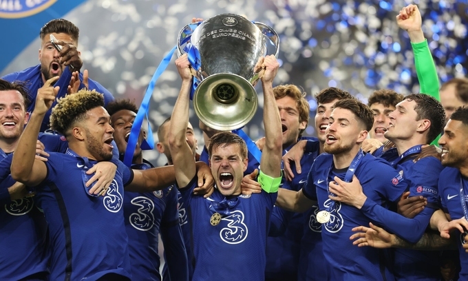  
Azpilicueta đại diện Chelsea nâng danh hiệu Champions League 2020-2021. (Ảnh: UEFA)