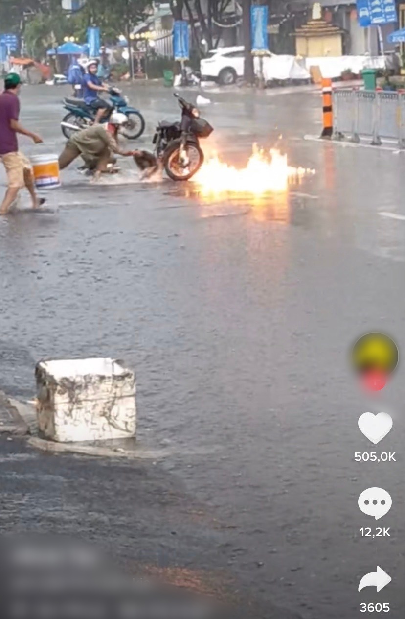  
Chủ phương tiện khi phát hiện sự cố đã nhanh chóng gạt nước mưa lên xe để dập lửa. (Ảnh: TikTok Đ.T)