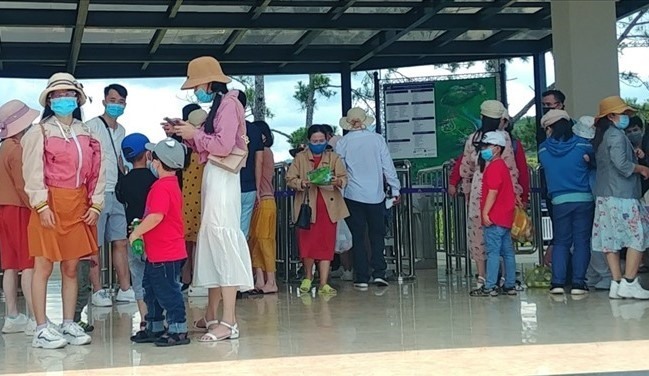 Nhiều quý khách trong đó có trẻ nhỏ phải đợi chờ rất lâu để mua vé vào các điểm tham quan. (Ảnh: Lao Động)
Nhiều quý khách trong đó có trẻ nhỏ phải đợi chờ rất lâu để mua vé vào các điểm tham quan. (Ảnh: Lao Động)