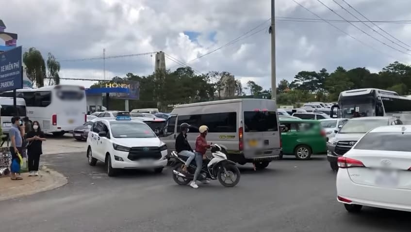 Đường vào Thung lũng thương yêu chật kín xe xe buýt. (Ảnh: Chụp màn hình)
Đường vào Thung lũng thương yêu chật kín xe xe buýt. (Ảnh: Chụp màn hình)