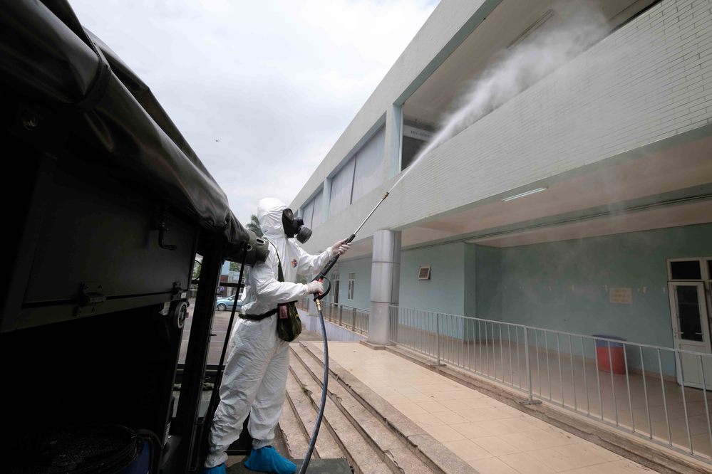 Khẩn cấp phun khử khuẩn tại "ổ bệnh" Bệnh viện K Tân Triều. (Ảnh: TTXVN)