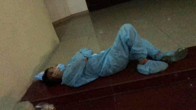  
Giấc ngủ vội của các nhân viên y tế. (Ảnh: Facebook)