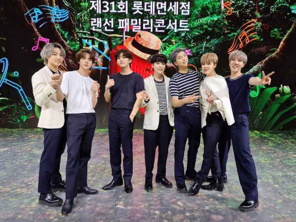  
BTS, TWICE là hai trong số dàn nghệ sĩ K-pop biểu diễn tại Lotte Duty Free Family Online Concert vừa qua. (Ảnh: Twitter)