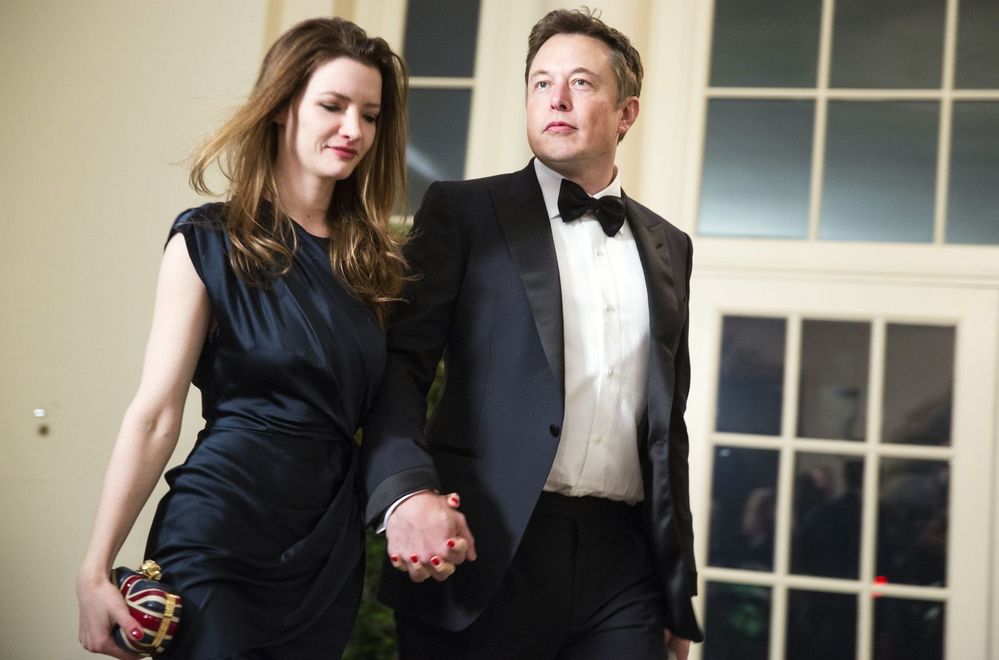  
Elon Musk từng ly hôn tới 3 lần, chưa kể việc chia tay rất nhiều bạn gái khác. (Ảnh: ELLE Man)