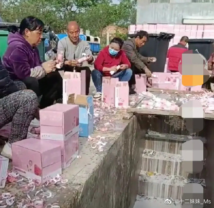  Một nhóm người được thuê để đổ sữa xuống cống. (Ảnh: Weibo)