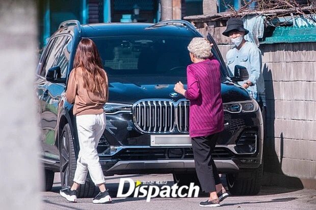  
Dispatch tung ảnh Lee Seung Gi dẫn bạn gái về nhà ra mắt bà. (Ảnh: Dispatch)