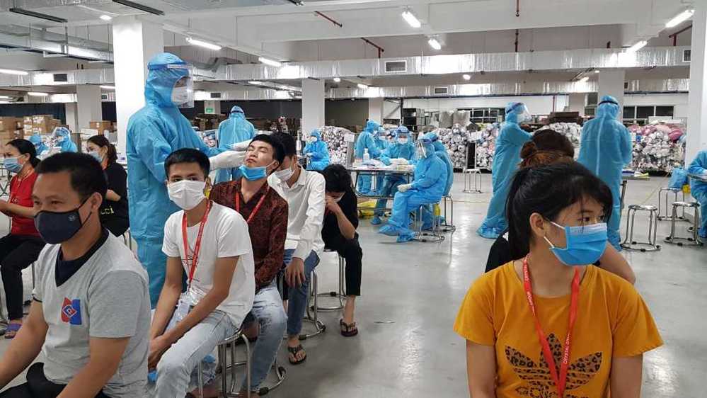  
Nhân viên y tế tập trung lấy mẫu xét nghiệm Covid-19 cho công nhân tại các khu công nghiệp ở Bắc Giang. (Ảnh: Sức Khỏe Đời Sống) 