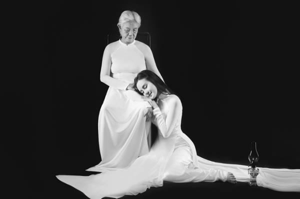  
Nữ ca sĩ còn có bộ ảnh "để đời" trong tà áo dài trắng với mẹ ruột của mình. (Ảnh: ngoisao.net)