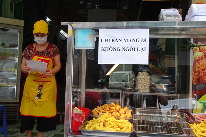  
Hàng ăn tại TP. Hồ Chí Minh ra thông báo chỉ bán mang về. (Ảnh: Tuổi Trẻ)