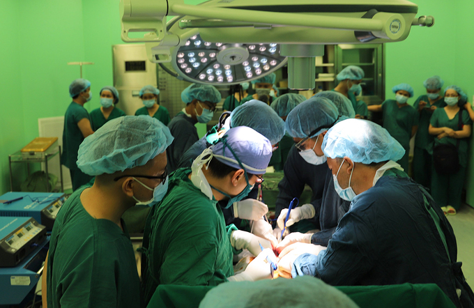  
Các bác sĩ tiến hành lấy mô tạng tại Bệnh viện Bà Rịa. (Ảnh: VNExpress)