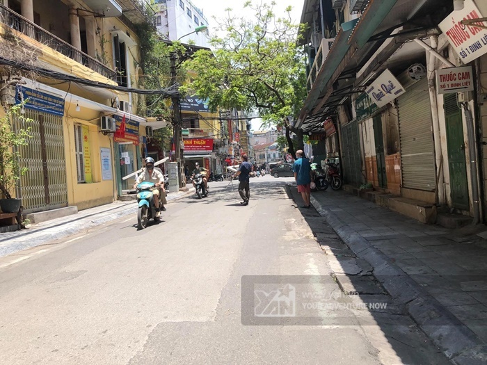 Đầu phố Đinh Liệt nơi có ca mắc Covid-19 từng tới cũng rơi vào trạng thái im ắng, vỉa hè vắng vẻ.