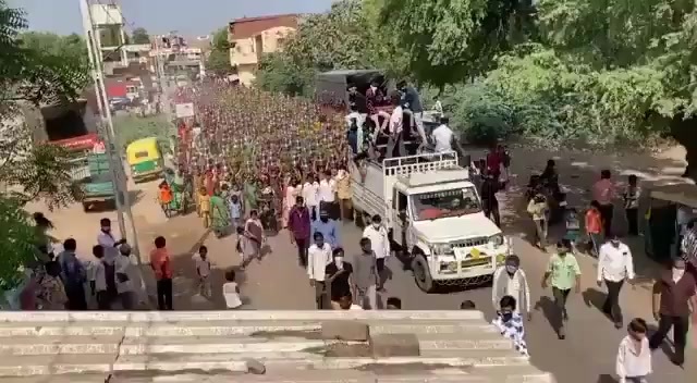  
Rất đông người Ấn Độ tụ tập cầu nguyện. (Ảnh: Cắt từ clip)