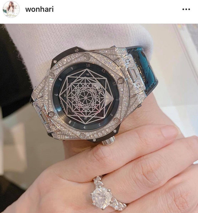  
Vào dịp kỷ niệm 2 năm ngày cưới, Hari Won cũng từng tặng Trấn Thành bản da đen của đồng hồ này với giá trị khoảng 534 triệu đồng. (Ảnh: Chụp màn hình) - Tin sao Viet - Tin tuc sao Viet - Scandal sao Viet - Tin tuc cua Sao - Tin cua Sao