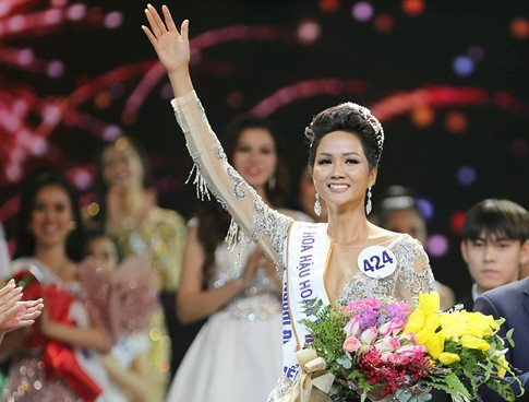  
H'Hen Niê đăng quang Hoa hậu Hoàn vũ Việt Nam 2017, bước ngoặt cuộc đời mở ra từ đây. (Ảnh: FBNV) - Tin sao Viet - Tin tuc sao Viet - Scandal sao Viet - Tin tuc cua Sao - Tin cua Sao