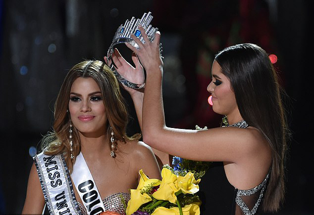  
Miss Universe 2015 ban đầu gọi tên đại diện Colombia - Ariadna Gutierrez Arevalo cho ngôi vị cao nhất. (Ảnh: thanhnien)
