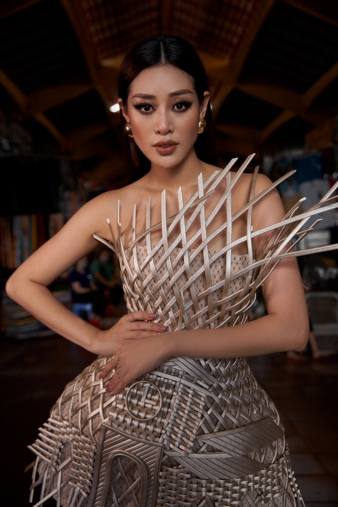  
Khánh Vân cũng từng trình diễn bộ trang phục "Chợ Bến Thành" tại Việt Nam. (Ảnh: FBNV) - Tin sao Viet - Tin tuc sao Viet - Scandal sao Viet - Tin tuc cua Sao - Tin cua Sao