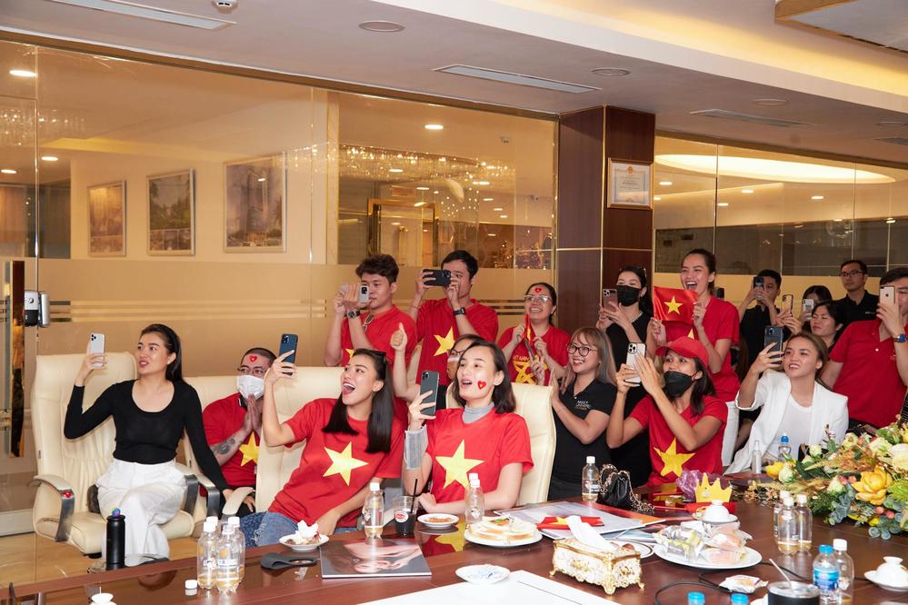  
Mọi người đầu tư trang phục áo có huy hiệu cờ Việt Nam để gửi tình yêu đến Khánh Vân tại Mỹ. (Ảnh:Fanpage Miss Universe Vietnam) - Tin sao Viet - Tin tuc sao Viet - Scandal sao Viet - Tin tuc cua Sao - Tin cua Sao