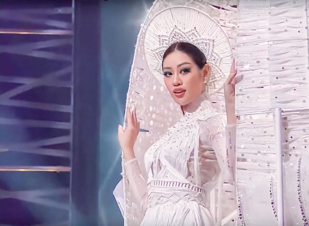  
Đại diện Việt Nam trình diễn đầy tự tin trong trang phục dân tộc ở Miss Universe (Ảnh: FBNV). - Tin sao Viet - Tin tuc sao Viet - Scandal sao Viet - Tin tuc cua Sao - Tin cua Sao