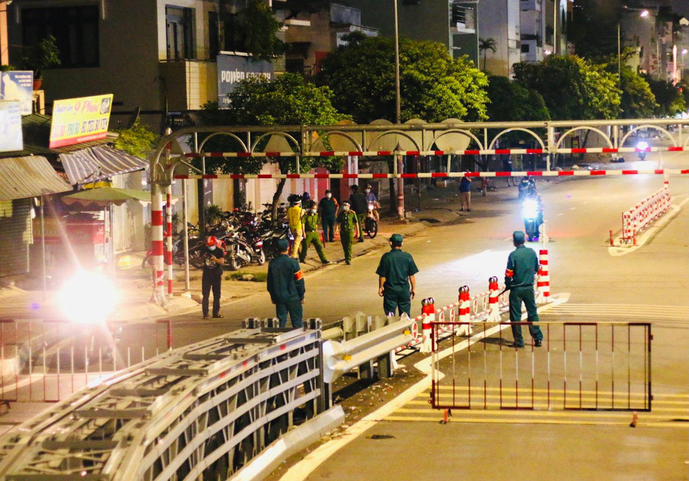  
Một chốt chặn tại cầu An Phú Đông, quận Gò Vấp đêm 30/5. (Ảnh: Tuổi trẻ)