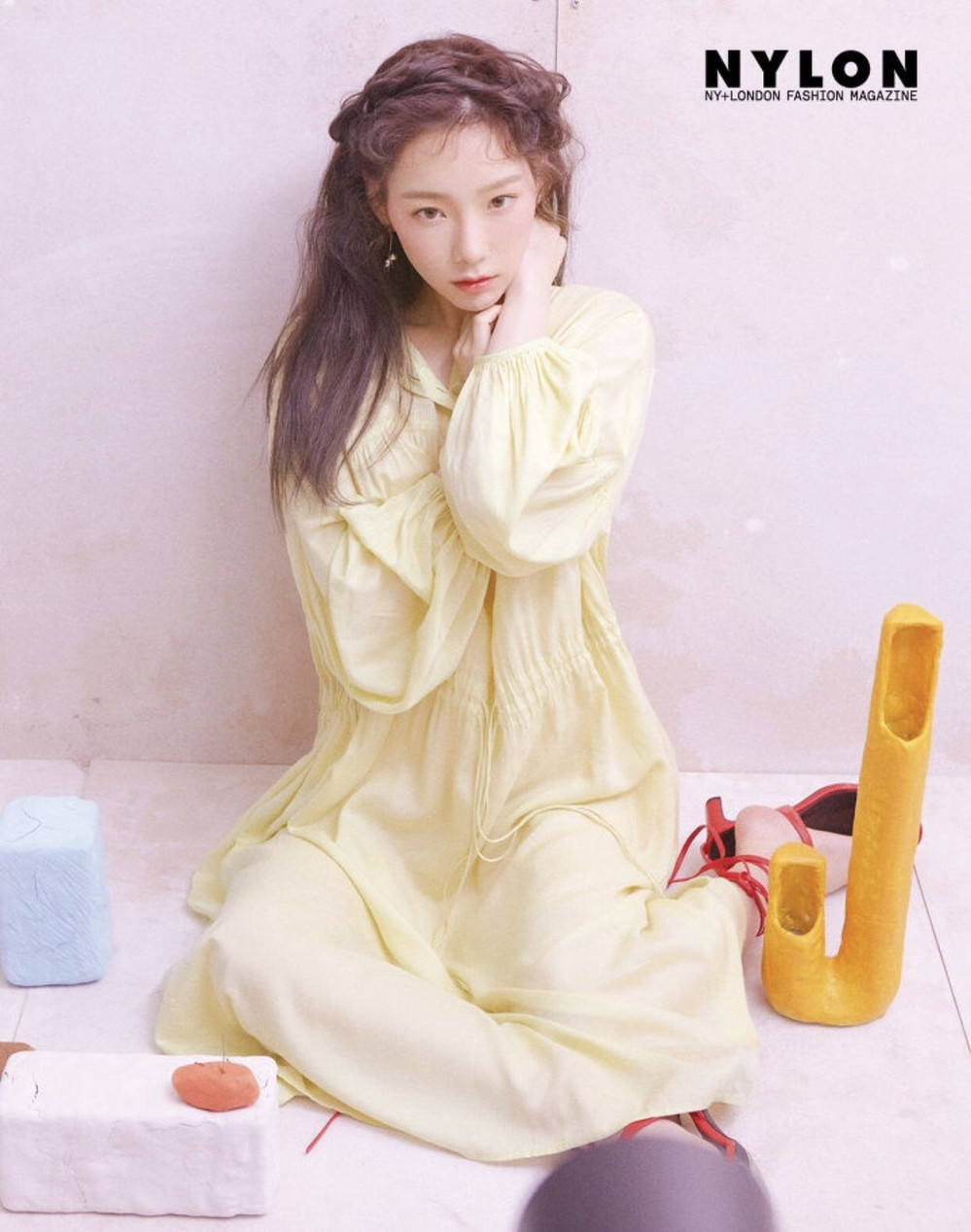 
Khi chọn váy màu nhạt hơn, Taeyeon trông cũng dịu dàng, đằm thắm. (Ảnh: Pinterest)