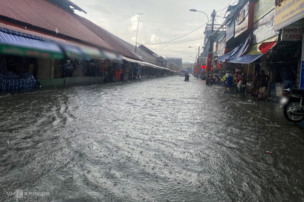  
Chợ Thủ Đức hoá "biển nước" sau cơn mưa. (Ảnh: VnExpress)