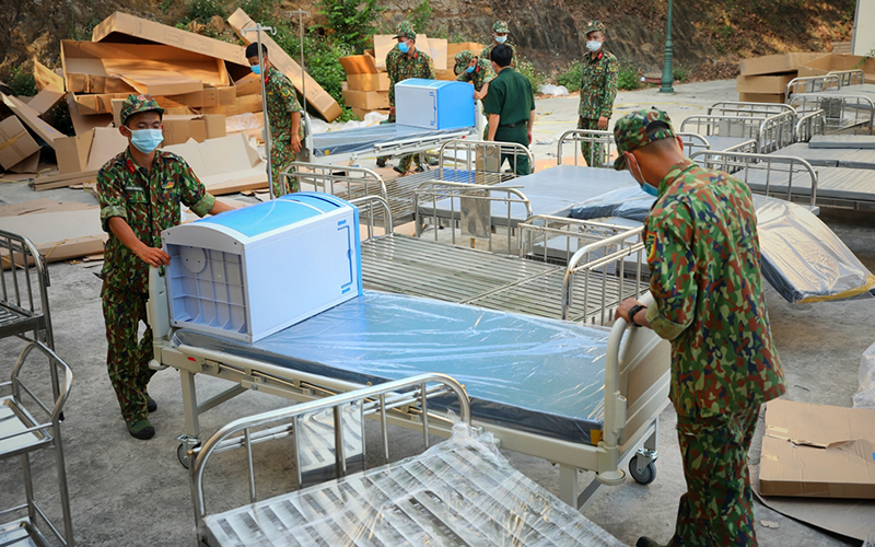  
Các chiến sĩ gấp rút hỗ trợ xây dựng Bệnh viện dã chiến tại Bắc Giang ngày 19/5. (Ảnh: Nhân Dân)