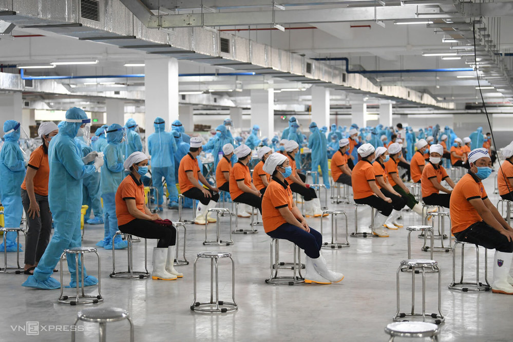  
Lấy mẫu xét nghiệm Covid-19 tại khu công nghiệp Quang Châu. (Ảnh: VnExpress)