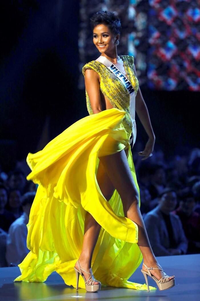   
H'Hen Niê tỏa sáng ở Miss Universe nhờ màn xoay váy đỉnh cao. (Ảnh: Facebook)