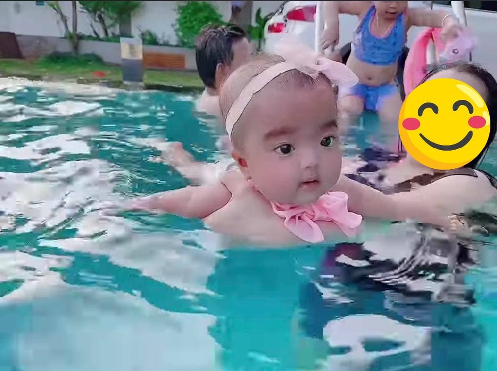  
Cận cảnh gương mặt đáng yêu của con gái Mạc Văn Khoa khi tập bơi. (Ảnh: Chụp màn hình)