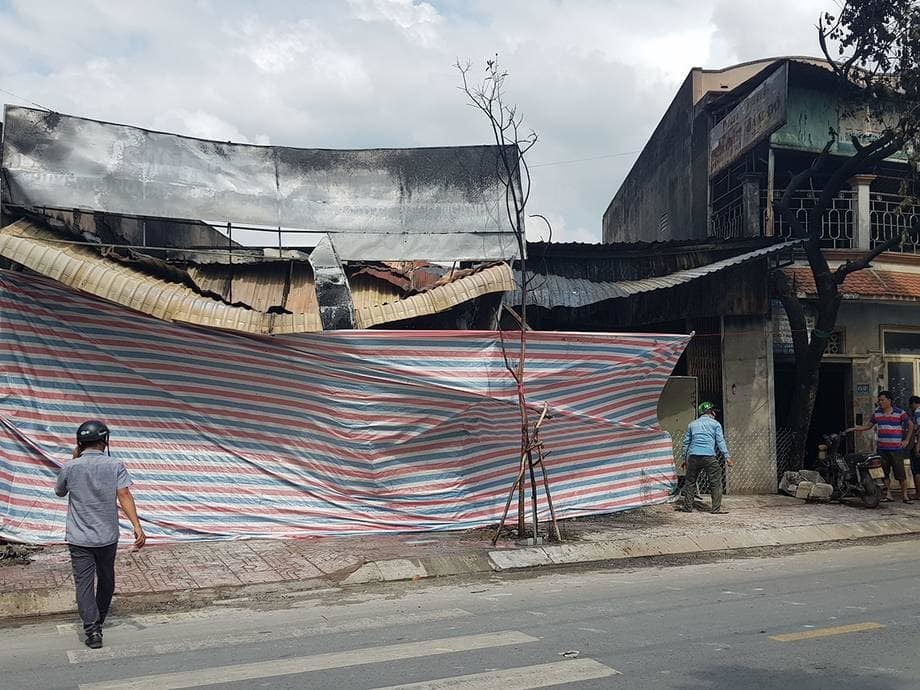  
Sau vụ cháy, cửa hàng sơn đã được phủ bạt kín. (Ảnh: VnExpress)