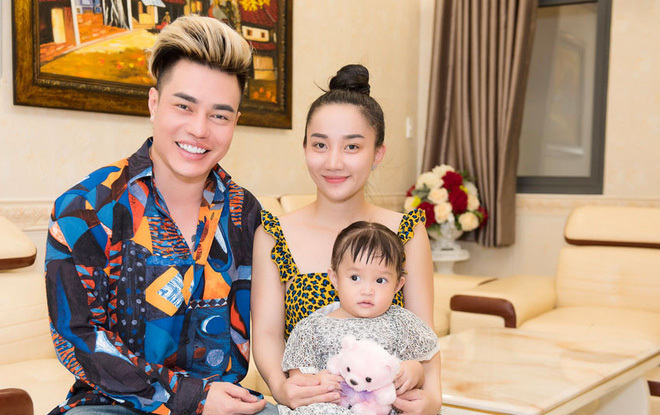  
Lê Dương Bảo Lâm cùng vợ và con gái đầu lòng. (Ảnh: Vietnamnet)