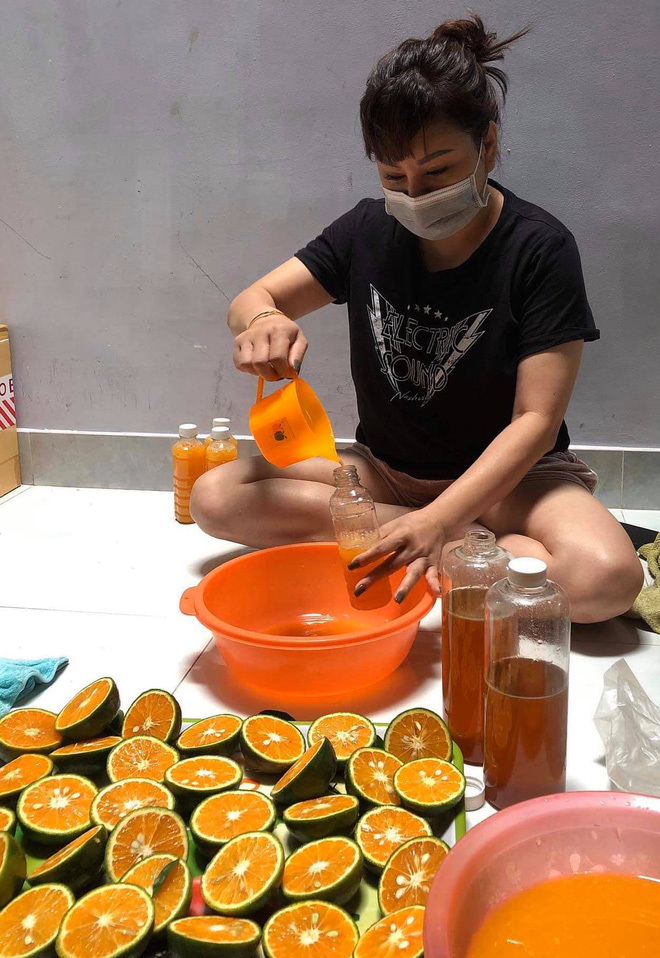  
Nữ nghệ sĩ tự ngồi vắt cam tại nhà trong mùa dịch năm 2020. (Ảnh: FBNV) - Tin sao Viet - Tin tuc sao Viet - Scandal sao Viet - Tin tuc cua Sao - Tin cua Sao