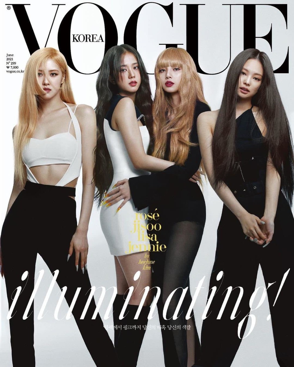  
Lisa đứng giữa trên trang bìa tạp chí VOGUE Korea. (Ảnh: VOGUE Korea)