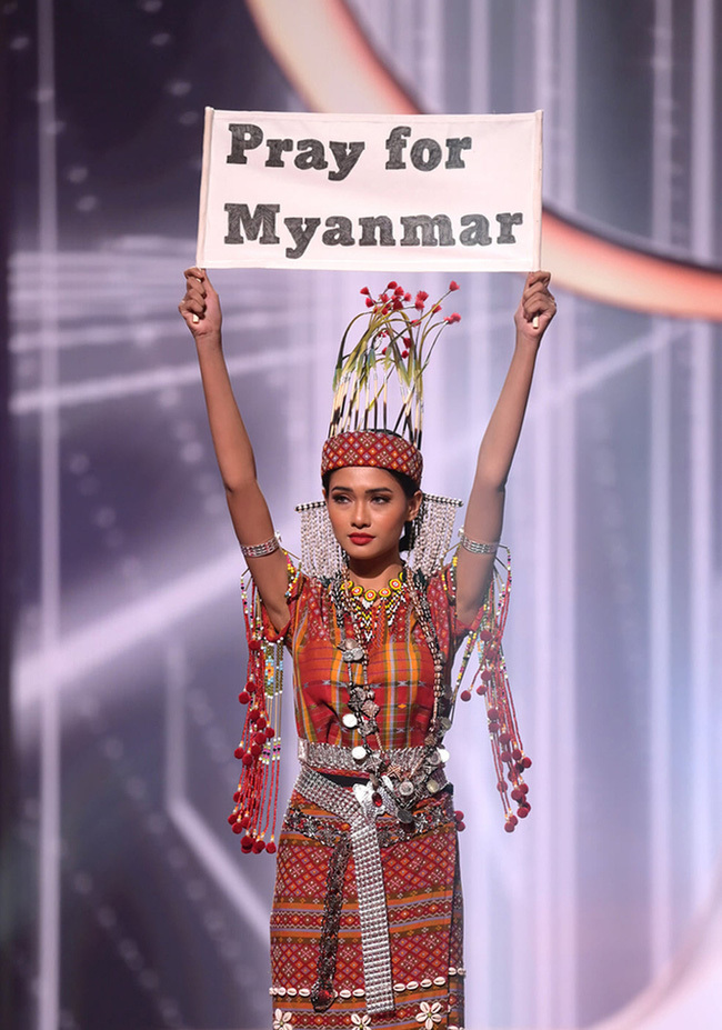  
Người đẹp giơ cao thông điệp "Pray for Myanmar" khiến nhiều người xúc động. (Ảnh: Fanpage Miss Universe) - Tin sao Viet - Tin tuc sao Viet - Scandal sao Viet - Tin tuc cua Sao - Tin cua Sao
