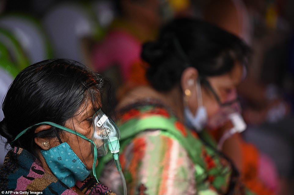  
Trong khi một số người đang ăn mừng thì nhiều nơi ở đất nước Ấn Độ đang phải vật lộn với dịch bệnh. (Ảnh: AFP)