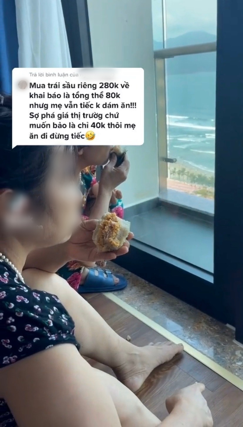  Vì muốn tiết kiệm tiền cho con gái nên ban đầu mẹ cô đã không dám ăn sầu riêng. (Ảnh cắt từ clip)