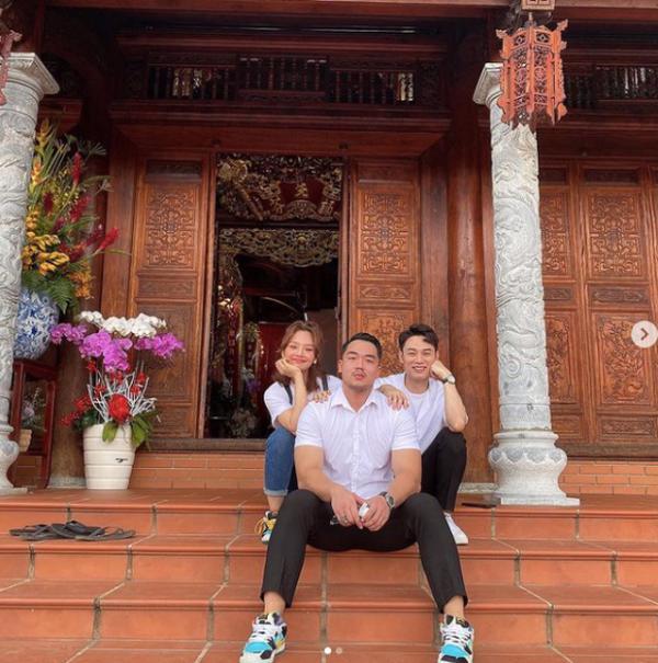  
Miu Lê và Tiến Hưng mang giày đôi, còn chẳng ngại công khai trong bức ảnh chụp chung thế này. (Ảnh: FBNV)
