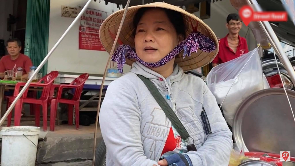  
Chị N. - chủ nhân của mâm bánh cây dè độc đáo nhất chợ Châu Đốc. (Ảnh: Chụp màn hình)