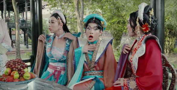  
Bộ ba "cây hài" Quang Trung - BB Trần - Hải Triều góp phần làm phim tăng sự hài hước và hấp dẫn. (Ảnh: Cắt từ phim)