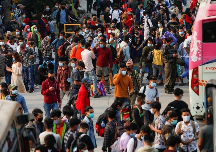 
Làn sóng Covid-19 tại Nepal bùng phát được nhận định là do người lao động nhập cư từ Ấn Độ trở về nước. (Ảnh: The Himalaya Times)